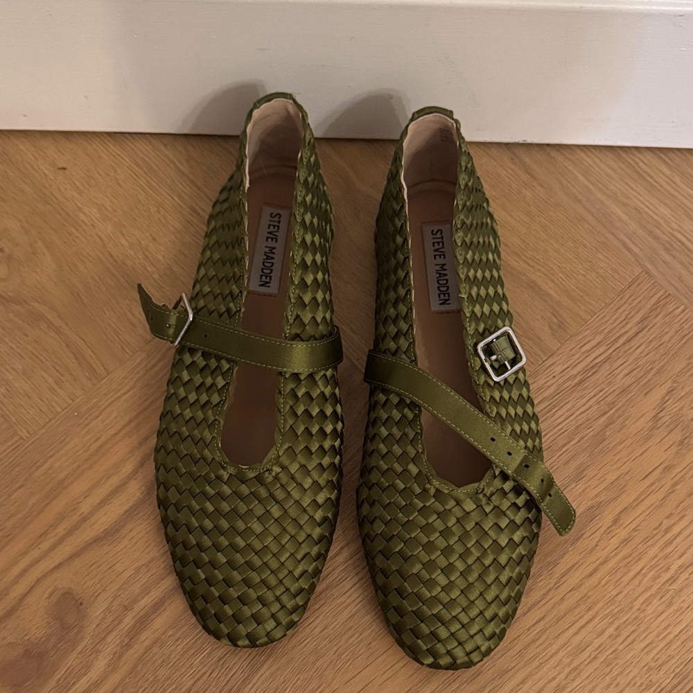 Steve Madden Woven Olive Flats
